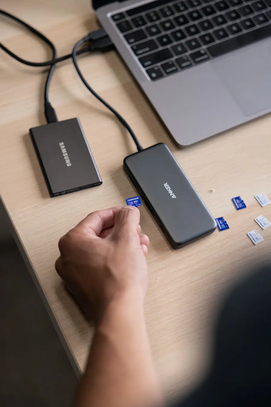 Backup MacBooka moża wykonać na dysku zewnętrznym, karcie pamięci i innych nośnikach